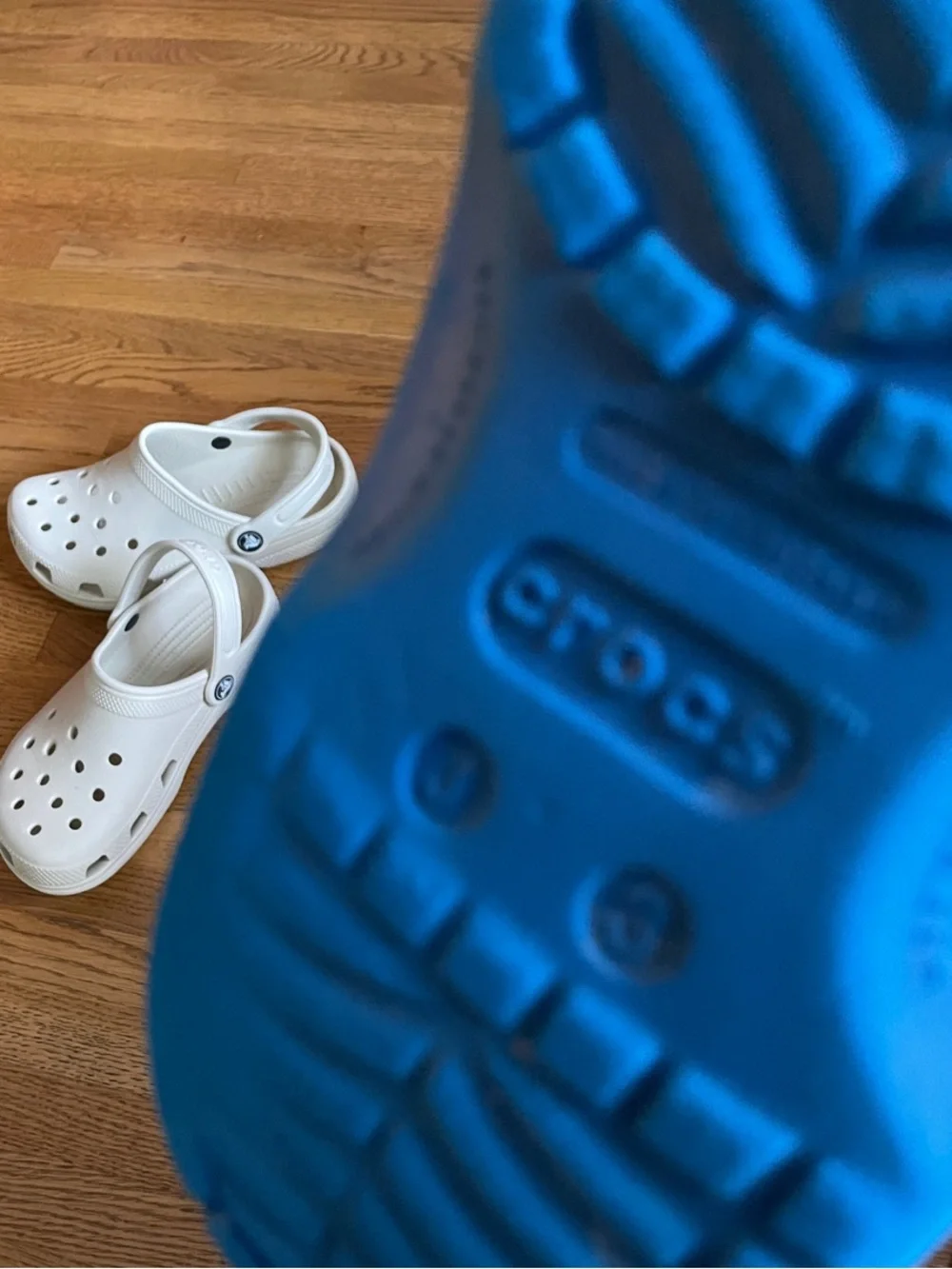 CROCS Kids Classic Clog in Bright Blue size 3